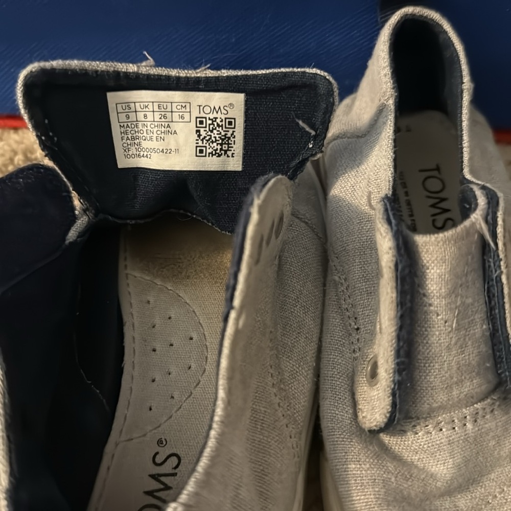 TOMS - Picture 3 of 3